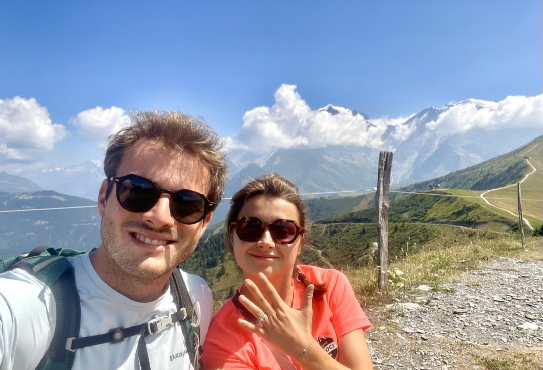 Raphaëlle et Théo au Mont Joly, le jour de leurs fiançailles, le Mont-Blanc dans les nuages derrière eux
